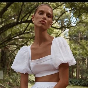 Dissh 
 
AISLE WHITE LINEN SLEEVED TOP